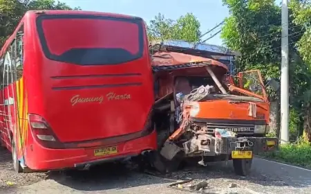 Truk Gandeng Vs Bus Gunung Harta di Jember, 3 Korban Dilarikan Rumah Sakit