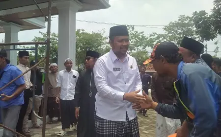 Celananya Masih Basah, Wabup Sampang Pakai Sarung di Hari Pertama Bekerja
