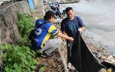 Lawan Sampah di Pesisir: Marine Buddies Surabaya Gelar Beach Clean Up di Kenjeran