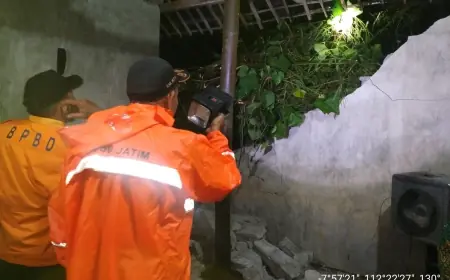 Semalaman Diguyur Hujan Deras, Rumah Warga di Blitar Tertimpa Longsor
