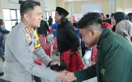 Polisi Nganjuk dan Mahasiswa Bersinergi Salurkan 300 Paket Bansos