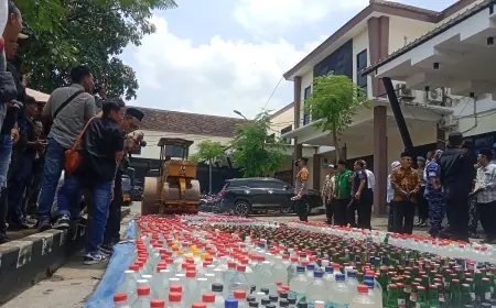 Jelang Ramadan, Polres Jombang Musnahkan Ribuan Botol Miras