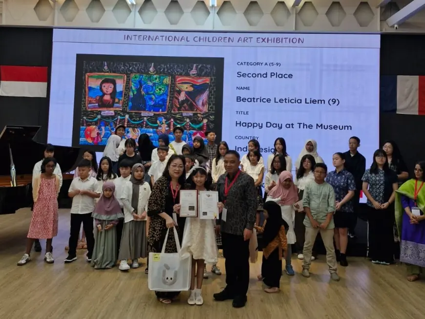 Gadis 9 Tahun Asal Surabaya Raih Penghargaan Seni di Paris: “Saya Ingin Karya Saya Membuat Orang Lain Tersenyum”
