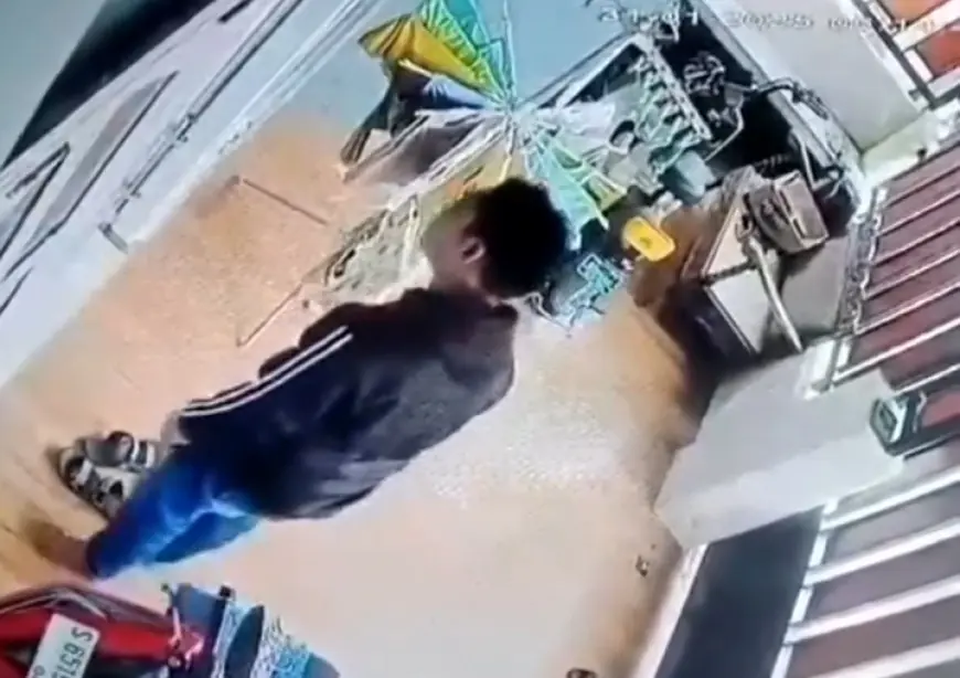 Terekam CCTV saat 'Nyuri' Handphone, Pria di Jombang Diburu Polisi