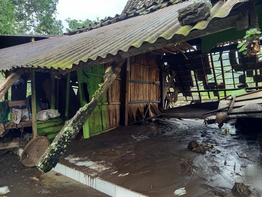 Puluhan Rumah di Bondowoso Hancur akibat Banjir Bandang