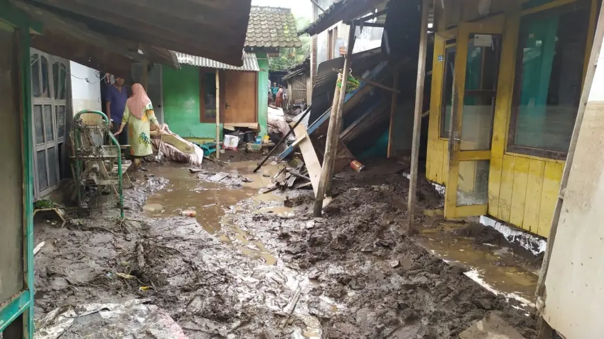 Banjir Bandang di Desa Wonoboyo Bondowoso, Warga Belum Terima Bantuan dan Swadaya Bersih-bersih Lumpur