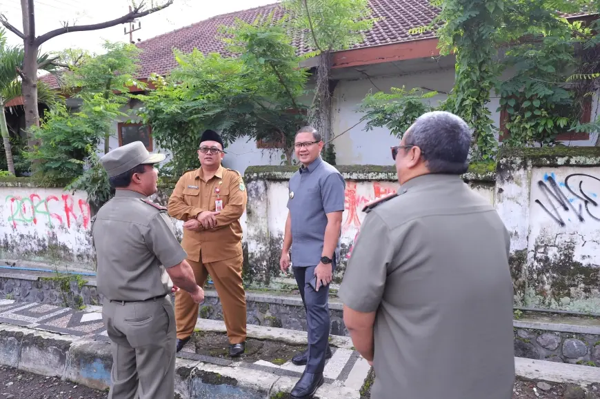PKL Bongkar Sendiri Lapaknya, Pedestrian Jalan Samadi Kota Batu Kini Steril