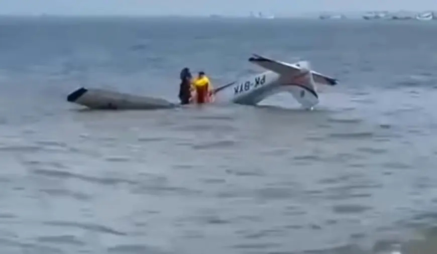 Pesawat Latih Jatuh di Pantai Gumuk Kantong Banyuwangi, Dua Orang Awak Selamat!