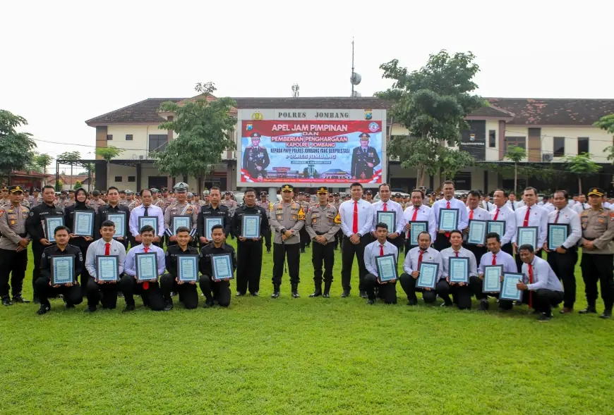 Polres Jombang Beri Penghargaan 24 Anggota Berprestasi