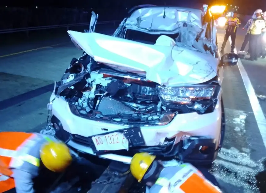Tabrak Truk di KM 686 Tol Jombang-Mojokerto, Mobil Ertiga Ringsek Parah!