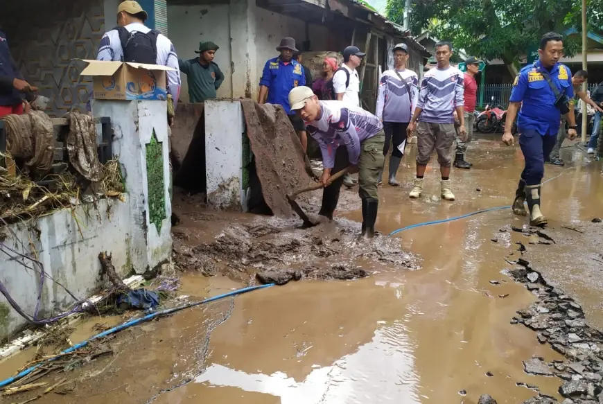 Satpol PP dan Damkar Bondowoso Bersihkan Lembaga Pendidikan Terdampak Banjir Bandang di Desa Wonoboyo
