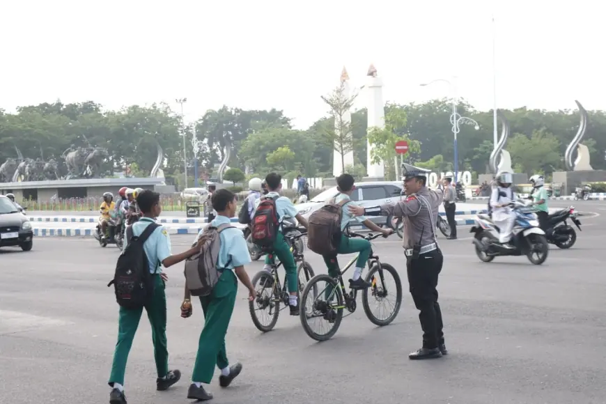 Polres Sampang Kerahkan 100 Personel Kawal Pelajar di Jalan