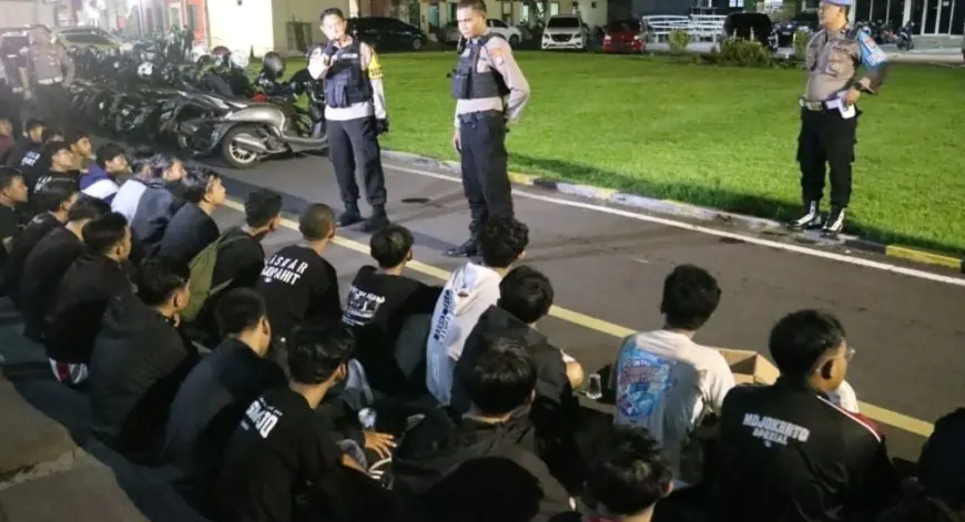 Euforia Suporter Bola di Mojokerto Berujung Digulung Polisi