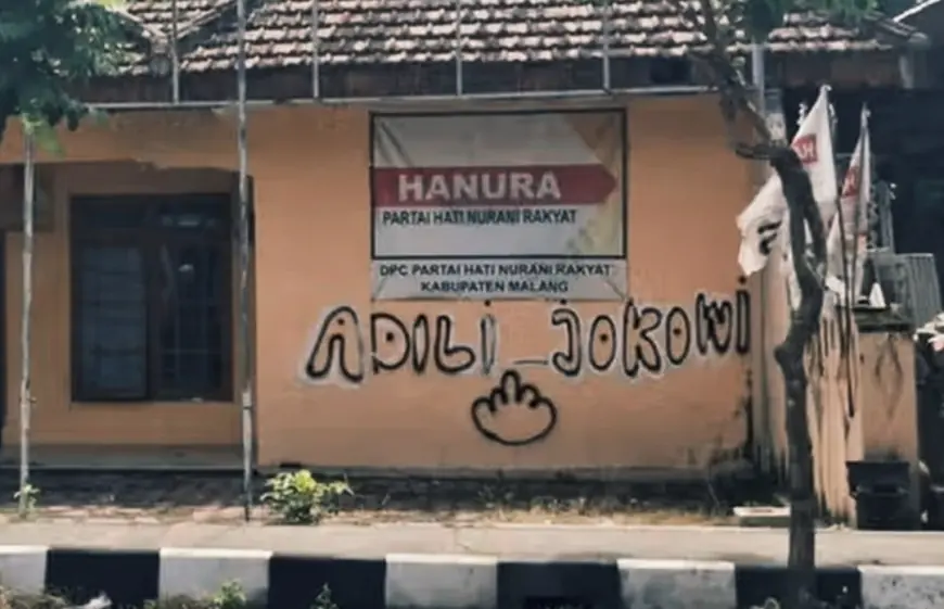 Coretan Dinding ‘Adili Jokowi!’ Menyebar di Berbagai Lokasi di Malang