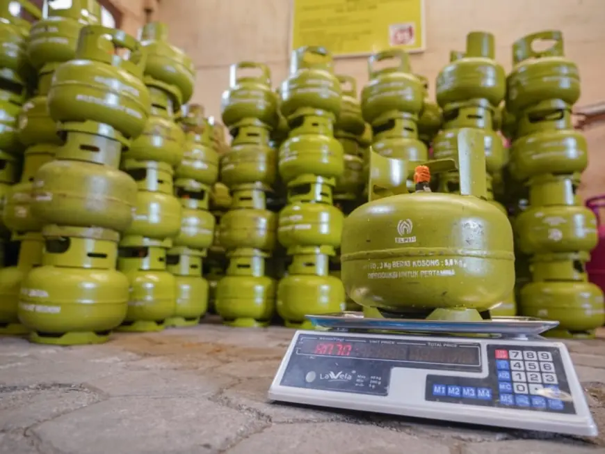 Antrean Panjang hingga Nyawa Melayang: Menilik Kebijakan Setengah Matang Pemerintah tentang LPG 3 Kg
