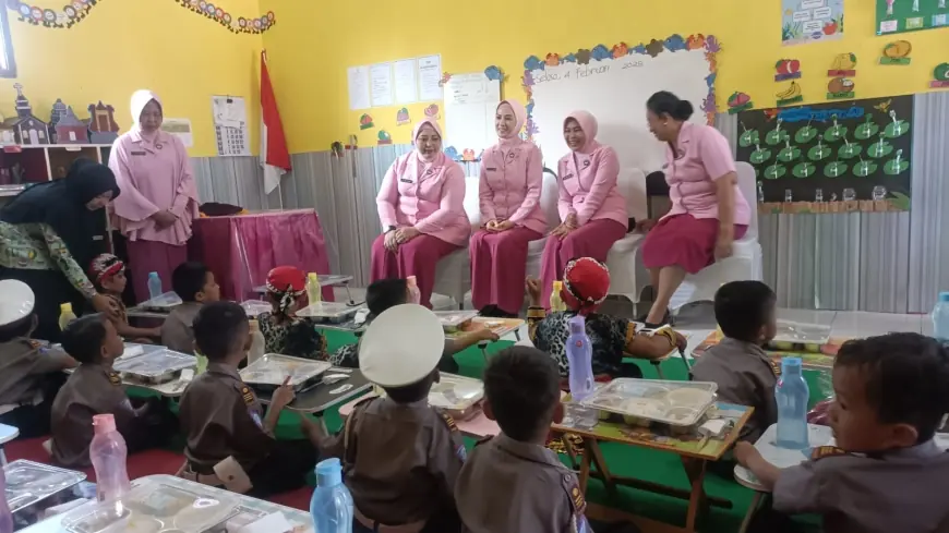 Istri Kapolda Jatim Berikan MBG untuk Siswa TK di Bondowoso