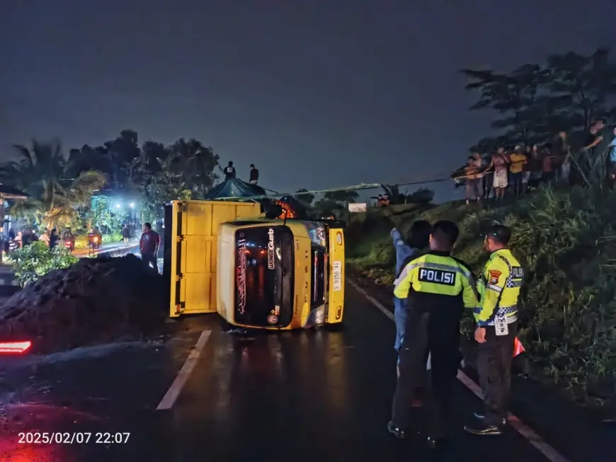 Dua Truk Bermuatan Pasir Terlibat Laka di Jalur Alternatif Jombang-Mojokerto