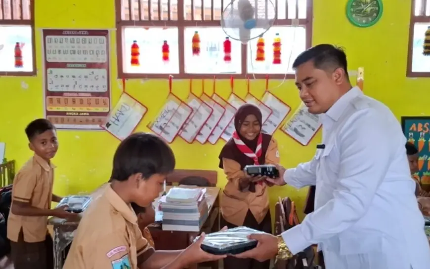 HUT ke-17 Gerindra, Legislator Probolinggo Ini Gelar MBG Mandiri ke Pelajar SD