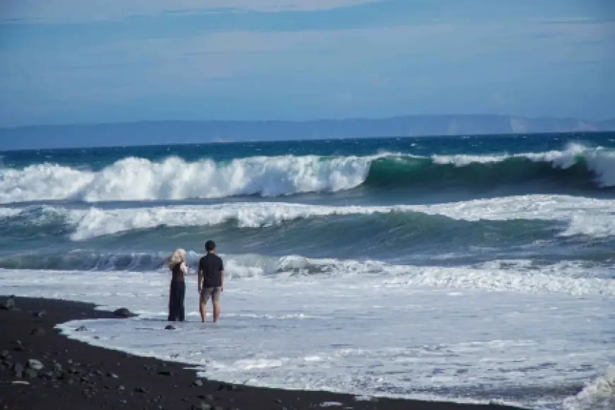 Pesona Pantai Watu Pecak: Hitamnya Pasir, Hangatnya Kenangan