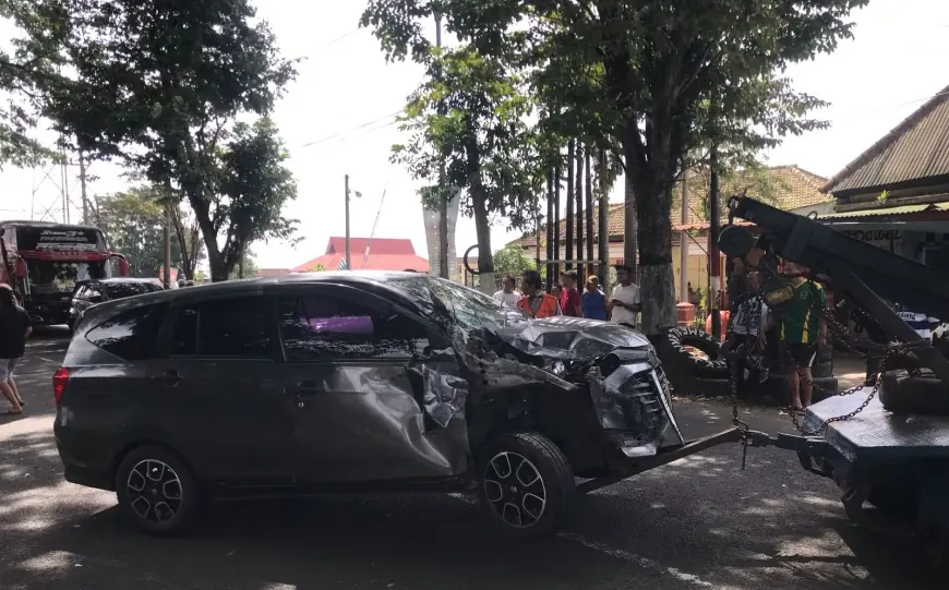Kecelakaan Lalu Lintas di Kepuharjo Malang, Hiace dan Sigra Adu Banteng