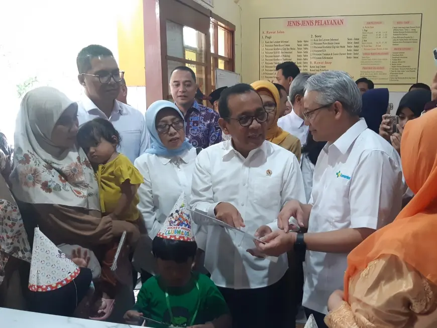 Menko PMK Tinjau Hari Pertama Program Cek Kesehatan Gratis di Surabaya
