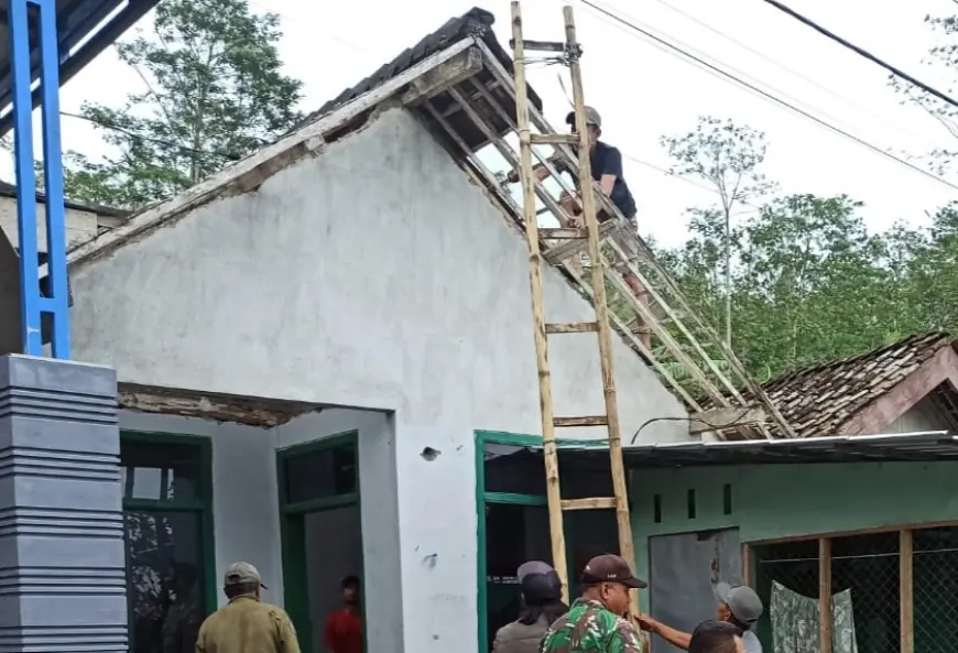 Cuaca Ekstrem di Wonosari Malang, Satu Rumah Rusak Akibat Hujan Deras Disertai Angin Kencang