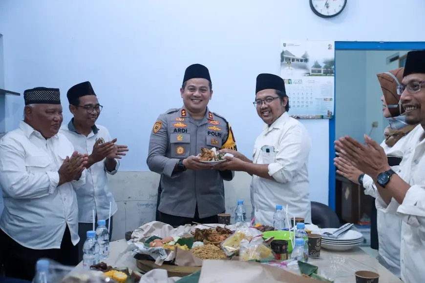PWI Jombang Syukuran HPN 2025 Bareng Kapolres, Potong Tumpeng Sambil Diskusi