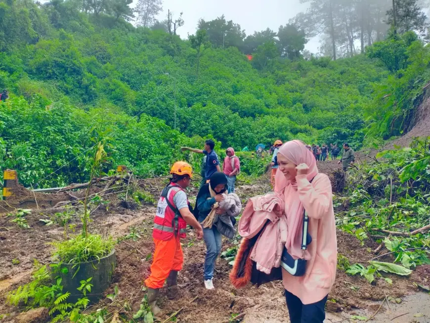 Reaksi Cepat BPBD  Kabupaten Malang Tangani Longsor di Jalur Utama Bromo
