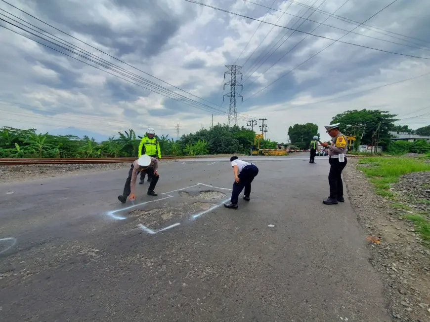 Waspada! Jalan Berlubang di Mojokerto Ancam Pengguna Jalan
