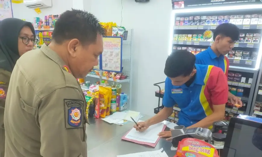 Satpol PP Bojonegoro Tempel Stiker Pada Toko Modern Berizin