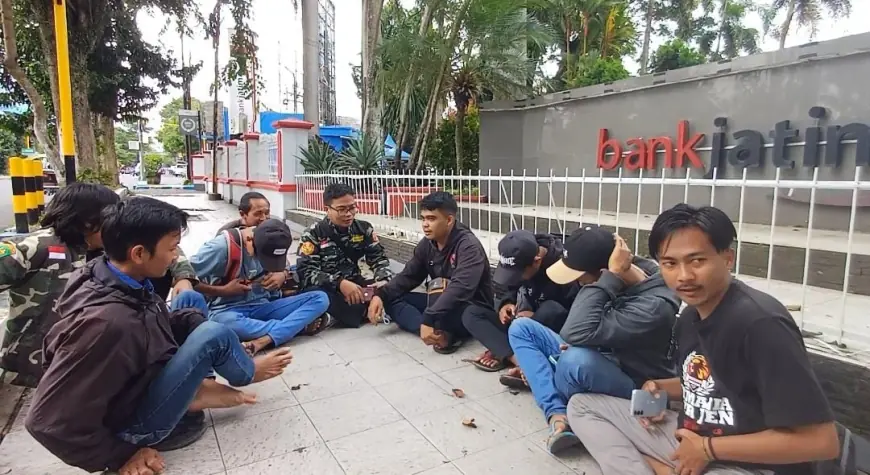 Korban KUR Bank Jatim Bondowoso Gelar Aksi, Ungkap Kronologi Sampai Keterlibatan Orang Dalam