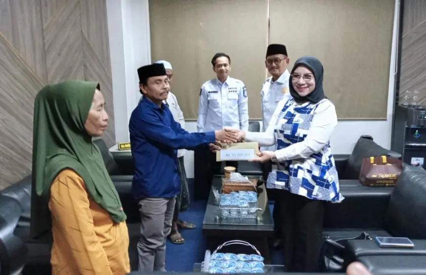 Patungan, DPRD Probolinggo Bantu Biaya Pengobatan Buruh yang Alami Kecelakaan Kerja