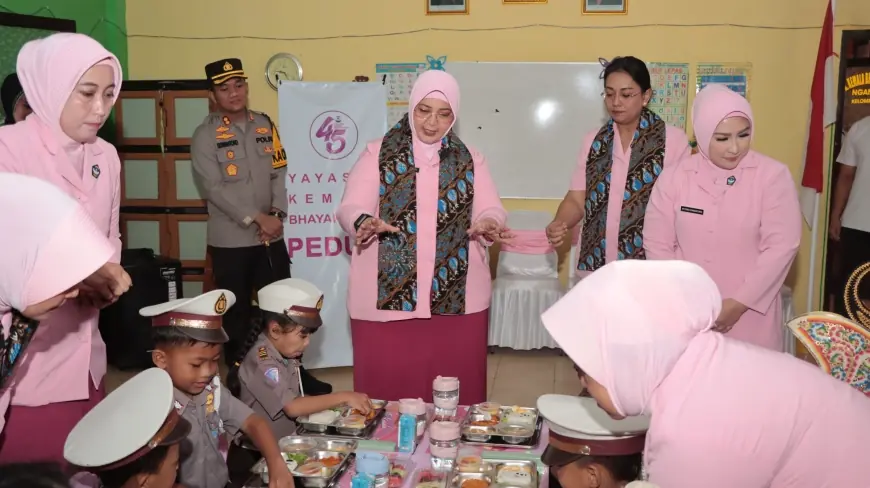 Siswa Kemala Bayangkara Nganjuk Dapat Makan-Mainan Gratis Dari Bu Kapolda