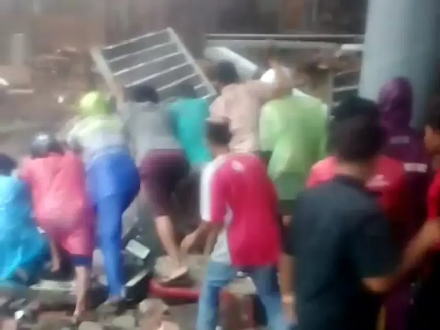 Puting Beliung Terjang Surabaya: Toko Bahan Bangunan Roboh di Sukomanunggal, Dua Orang Terluka