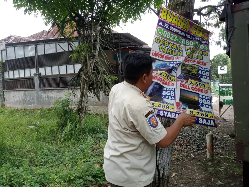 Langgar Perda 9 tahun 2016, Satpol PP Bondowoso Tertibkan 102 Banner