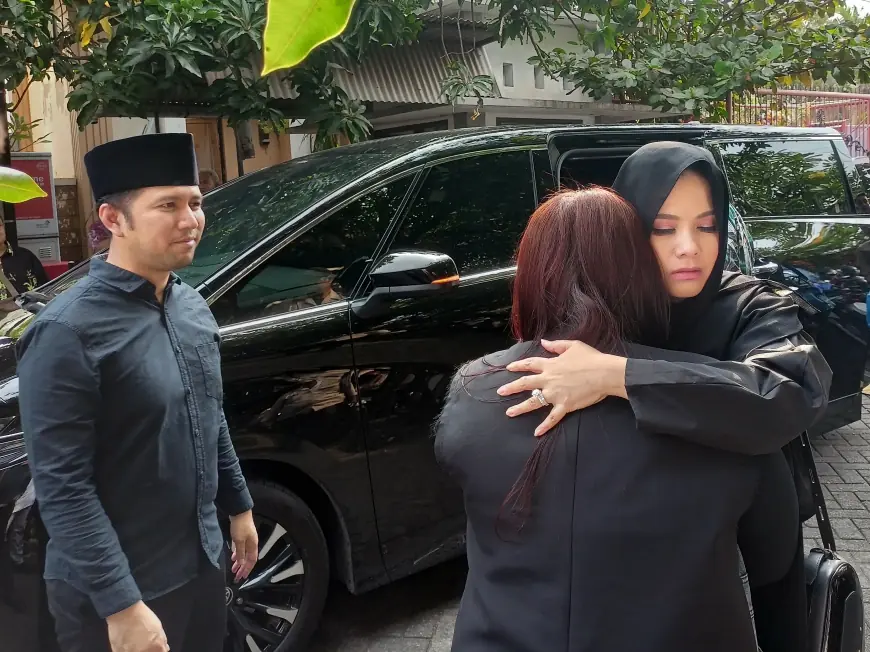 Ketua DPD Demokrat Emil Dardak Tiba di Rumah Duka Renville Antonio