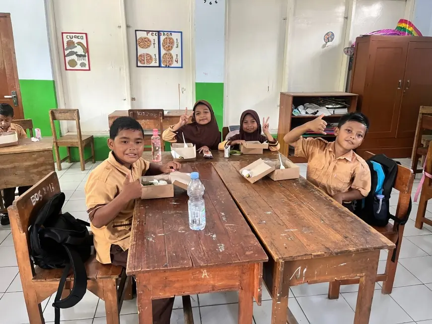 Siswa SDN 3 Berbek Terima Program Makan Siang Gratis dari Polisi Nganjuk