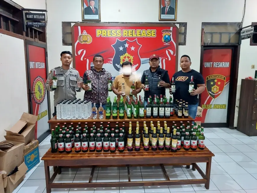 Jadi Pemicu Aksi Kejahatan, Ratusan Botol Miras di Jombang Dimusnahkan