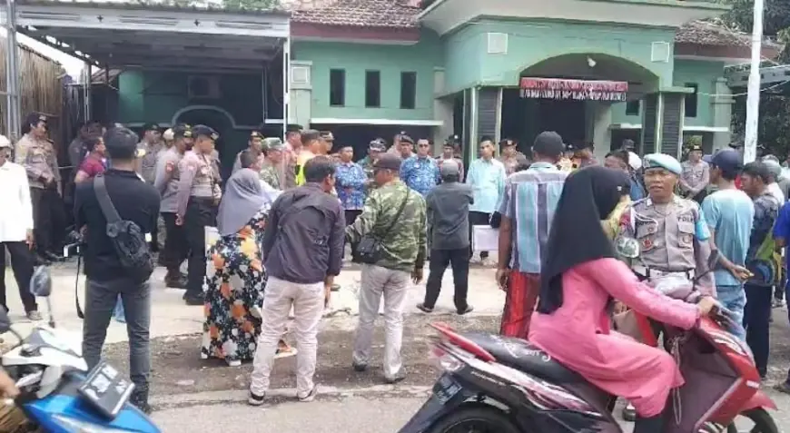 Diduga Selewengkan Dana Desa, Kades Ramban Kulon Bondowoso Didemo Warga