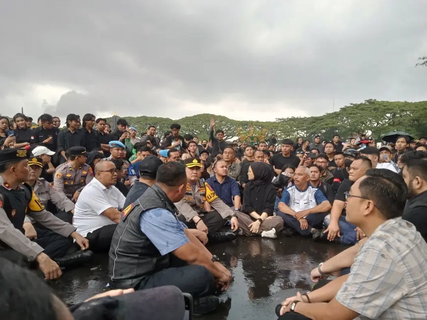 Hujan Tak Hentikan Mahkamah Rakyat di Kota Malang, Massa Tuntut Aksi Nyata DPRD Soal Efisiensi Anggaran