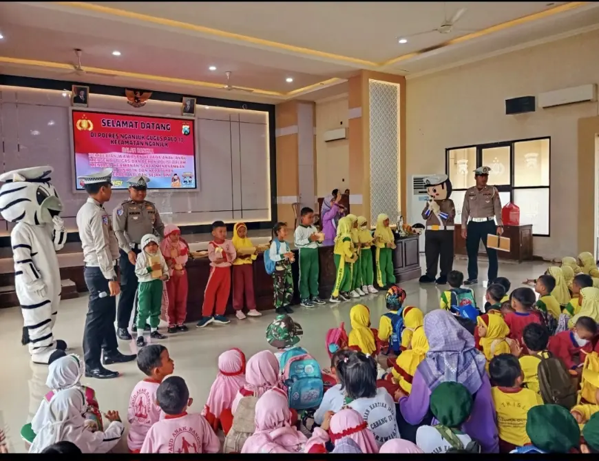 464 Anak TK PAUD di Nganjuk Belajar Mengenal Profesi Polisi