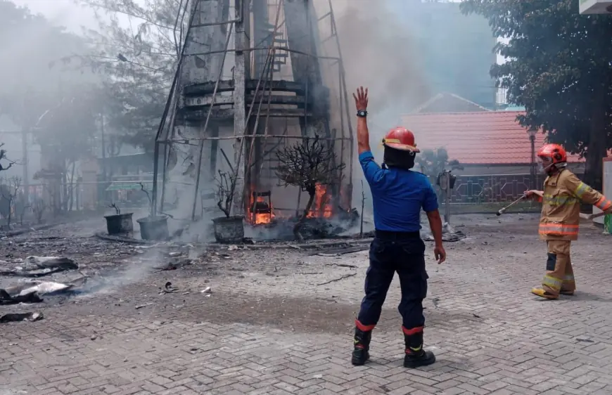 Menara Masjid Agung Bojonegoro Terbakar di Siang Bolong