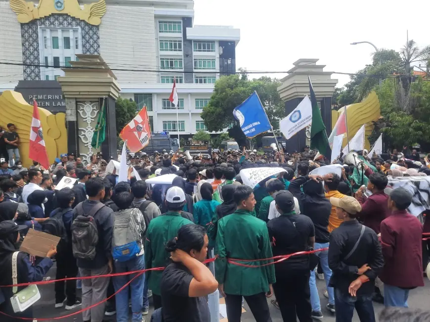 Ratusan Mahasiswa Lamongan Aksi Sampaikan Aspirasi Pembangunan Daerah