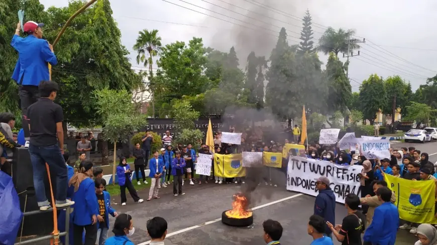 Mahasiswa di Bondowoso Bakar Ban dan Tahlil Bersama DPRD, Tuntut Presiden Prabowo Evaluasi Efisiensi Anggaran