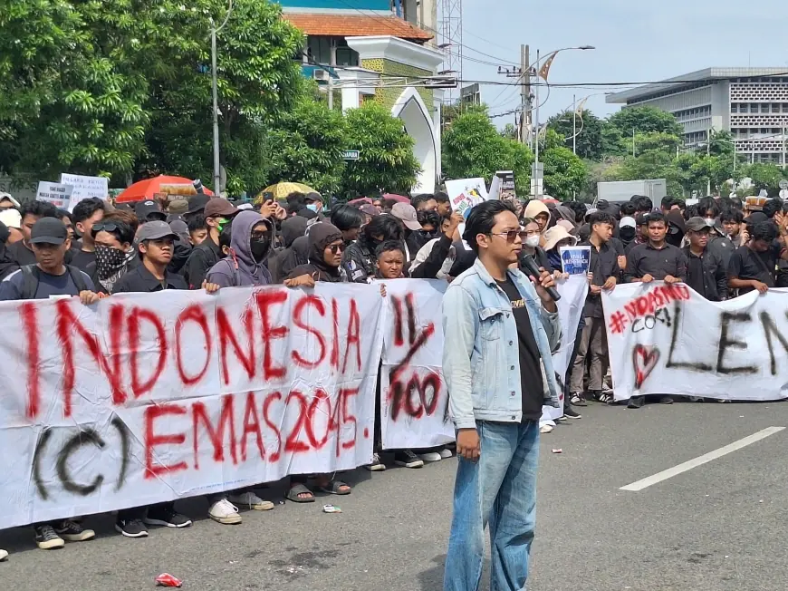 Aksi ‘Indonesia Gelap’ Kembali Menggema di Surabaya, Massa Tampilkan Teatrikal hingga Siram Anggota DPRD Jatim