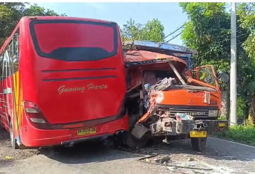 Truk Gandeng Vs Bus Gunung Harta di Jember, 3 Korban Dilarikan Rumah Sakit