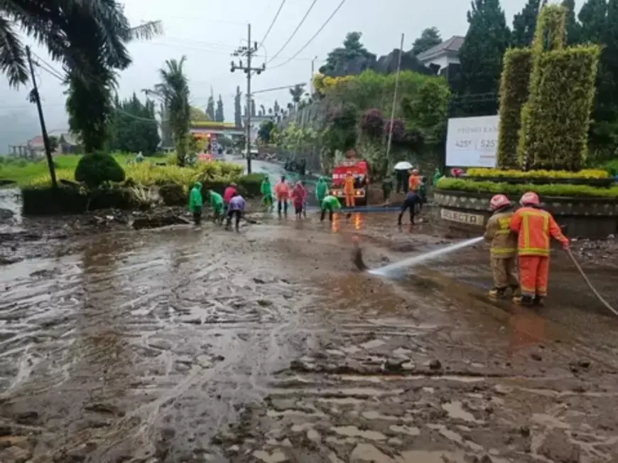 Banjir Lumpur di Sekitar Wisata Selecta Kota Batu, Wisatawan sempat Terjebak