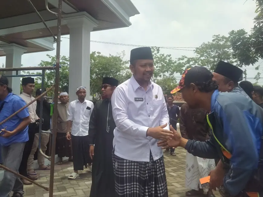 Celananya Masih Basah, Wabup Sampang Pakai Sarung di Hari Pertama Bekerja