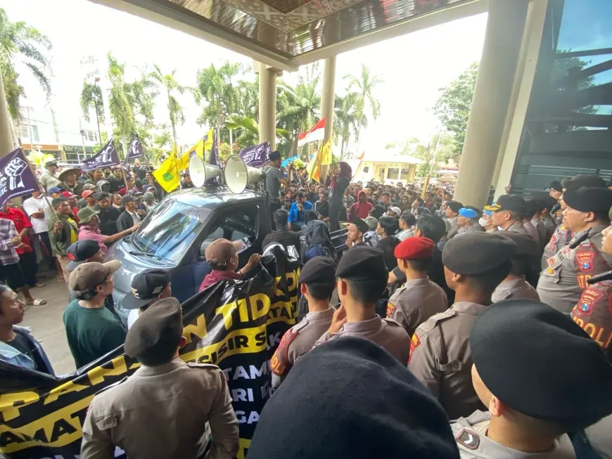 Demo Ratusan Warga di Jember, Menyoal Tambak Udang Sebagai Penyebab Hancurnya Pertanian
