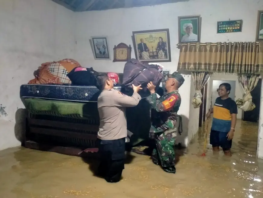 Mojokerto Kembali Dilanda Banjir, Polisi dan TNI Berjibaku Evakuasi Lansia